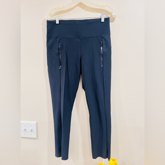 🔥ATHLETA Black High-Waisted Leggings with Zipper Pockets🔥 - Picture 1 of 7